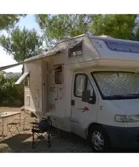 Camper mansardato con portamoto portatutto Camper mansardato con portamoto portatutto