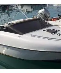 Bellissimo scafo americano di circa metri 6. Bellissimo scafo americano di circa metri 6.