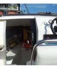 Bellissimo scafo americano di circa metri 6. Bellissimo scafo americano di circa metri 6.