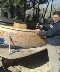 maestro d'ascia esegue lavori di rigenerazione  e ristrutturazioni imbarcazioni in legno