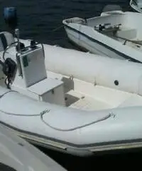Gommone 4.70 completo di tutto e pronto all'utilizzo Gommone 4.70 completo di tutto e pronto all'utilizzo