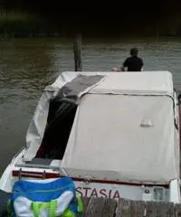 COMODA E CONFORTEVOLE BARCA A MOTORE,  6 POSTI OTTIMO STATO COMODA E CONFORTEVOLE BARCA A MOTORE,  6 POSTI OTTIMO STATO