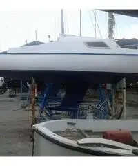 Barca a vela di metri 6 pronta alla boa Barca a vela di metri 6 pronta alla boa