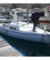 Barca a vela di metri 6 pronta alla boa Barca a vela di metri 6 pronta alla boa