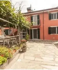 Lavagna: nel verde, sospesa tra cielo e mare, villa indipendente con giardino e vista mare Lavagna: nel verde, sospesa tra cielo e mare, villa indipendente con giardino e vista mare