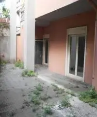 Quadrilocale con cortile Quadrilocale con cortile