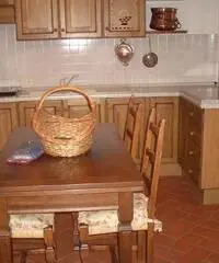 VILLA A SCHIERA di 6 vani e di 160 mq (CARMIGNANO)