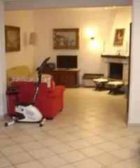 VILLA A SCHIERA di 6 vani e di 180 mq (CARMIGNANO)