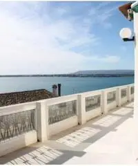SIRACUSA, ORTIGIA, VENDESI SIGNORILE ATTICO CON SUPERLATIVA VISTA MARE SIRACUSA, ORTIGIA, VENDESI SIGNORILE ATTICO CON SUPERLATIVA VISTA MARE