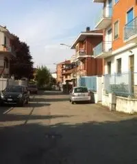 Alloggio in palazzina recintata con cortile giardino strada privata