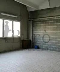 Capannone / Fondo in affitto a Parma, Paradigna