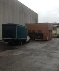 Magazzino in vendita a Parma, Via Traversetolo