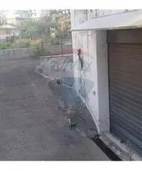 Ampio deposito con 700 mq di spazio esterno Ampio deposito con 700 mq di spazio esterno