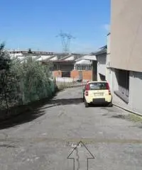 CAPANNONE di 3 vani e di 850 mq (CALENZANO) rif. F143 CAPANNONE di 3 vani e di 850 mq (CALENZANO) rif. F143