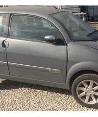 Aixam 125, mai modificata, tenuta da una ragazza.