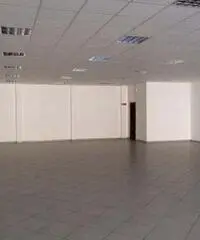 GIOIA TAURO AFFITTA: Locale commerciale in Via Veneto GIOIA TAURO AFFITTA: Locale commerciale in Via Veneto