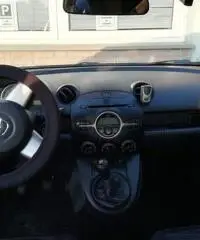 Mazda 2 1.3 16V 75CV 5p. Play Mazda 2 1.3 16V 75CV 5p. Play