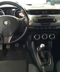 Alfa Romeo Giulietta 1.6 JTDm-2 DNA Distinctive 105 CV Alfa Romeo Giulietta 1.6 JTDm-2 DNA Distinctive 105 CV