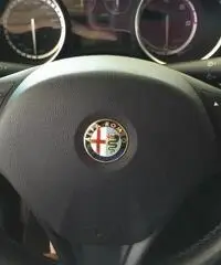 Alfa Romeo Giulietta 1.6 JTDm-2 DNA Distinctive 105 CV Alfa Romeo Giulietta 1.6 JTDm-2 DNA Distinctive 105 CV