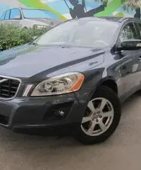 Volvo XC60 2.4 D 175 CV FWD DRIVe Kinetic Volvo XC60 2.4 D 175 CV FWD DRIVe Kinetic