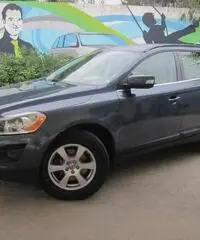 Volvo XC60 2.4 D 175 CV FWD DRIVe Kinetic Volvo XC60 2.4 D 175 CV FWD DRIVe Kinetic