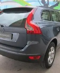 Volvo XC60 2.4 D 175 CV FWD DRIVe Kinetic Volvo XC60 2.4 D 175 CV FWD DRIVe Kinetic