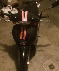 Aprilia Scarabeo 50 De Luxe del 2000 km 22640 con bauletto Aprilia Scarabeo 50 De Luxe del 2000 km 22640 con bauletto