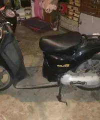 Aprilia Scarabeo 50 De Luxe del 2000 km 22640 con bauletto Aprilia Scarabeo 50 De Luxe del 2000 km 22640 con bauletto