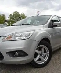 FORD Focus + 1.6 TDCi (90CV) 5p. FORD Focus + 1.6 TDCi (90CV) 5p.