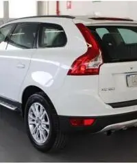 VOLVO XC60 2.4 D 175 CV FWD Geartronic Kinetic VOLVO XC60 2.4 D 175 CV FWD Geartronic Kinetic