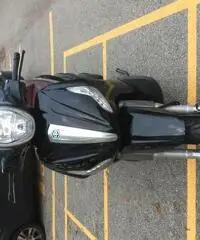 VENDO BEVERLY 350 CON BAULETTO E PARABREZZA ORIGINALI VENDO BEVERLY 350 CON BAULETTO E PARABREZZA ORIGINALI
