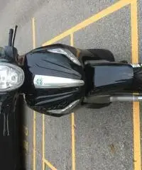 VENDO BEVERLY 350 CON BAULETTO E PARABREZZA ORIGINALI VENDO BEVERLY 350 CON BAULETTO E PARABREZZA ORIGINALI