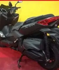 YAMAHA X-Max 400 Momo Design nero - 4602 YAMAHA X-Max 400 Momo Design nero - 4602