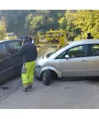 Vendesi auto incidentata