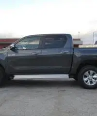 TOYOTA Hilux 2.4 D-4D 4WD 4p. DC Lounge -305- TOYOTA Hilux 2.4 D-4D 4WD 4p. DC Lounge -305-