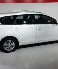 TOYOTA Auris Touring Sports 1.8 Hybrid Active Eco TOYOTA Auris Touring Sports 1.8 Hybrid Active Eco