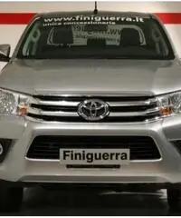 TOYOTA Hilux 2.4 D-4D 4WD 4 porte Double Cab Lounge TOYOTA Hilux 2.4 D-4D 4WD 4 porte Double Cab Lounge