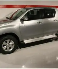TOYOTA Hilux 2.4 D-4D 4WD 4 porte Double Cab Lounge TOYOTA Hilux 2.4 D-4D 4WD 4 porte Double Cab Lounge