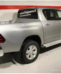 TOYOTA Hilux 2.4 D-4D 4WD 4 porte Double Cab Lounge TOYOTA Hilux 2.4 D-4D 4WD 4 porte Double Cab Lounge