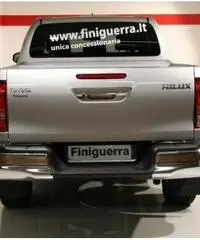 TOYOTA Hilux 2.4 D-4D 4WD 4 porte Double Cab Lounge TOYOTA Hilux 2.4 D-4D 4WD 4 porte Double Cab Lounge