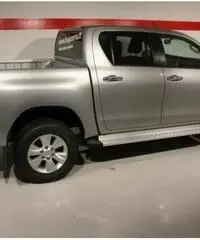 TOYOTA Hilux 2.4 D-4D 4WD 4 porte Double Cab Lounge TOYOTA Hilux 2.4 D-4D 4WD 4 porte Double Cab Lounge