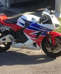 Honda CBR600RR 2012 con carene 2013 Honda CBR600RR 2012 con carene 2013