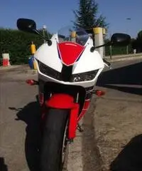 Honda CBR600RR 2012 con carene 2013 Honda CBR600RR 2012 con carene 2013