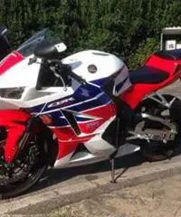 Honda CBR600RR 2012 con carene 2013 Honda CBR600RR 2012 con carene 2013