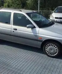 FORD Escort 1.6i 16V cat Station Wagon Ghia