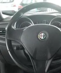Alfa Romeo Giulietta 1.6 Jtdm-2 105 CV Progression Alfa Romeo Giulietta 1.6 Jtdm-2 105 CV Progression
