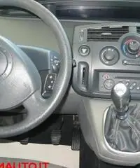 RENAULT Scenic 1.9 dCi Confort Dynamique (MOTORE NUOVO)!!!! RENAULT Scenic 1.9 dCi Confort Dynamique (MOTORE NUOVO)!!!!