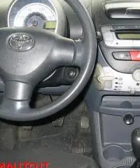 TOYOTA Aygo 1.0 12V VVT-i 5 porte Now Connect TOYOTA Aygo 1.0 12V VVT-i 5 porte Now Connect