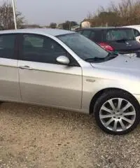 ALFA ROMEO 147 1.9 JTD (120) 5 porte ALFA ROMEO 147 1.9 JTD (120) 5 porte