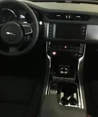 JAGUAR XF 2.0d 180 CV Pure Automatico JAGUAR XF 2.0d 180 CV Pure Automatico